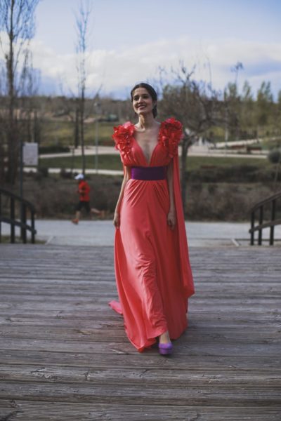 El vestido coral con capa de Invitada Perfecta